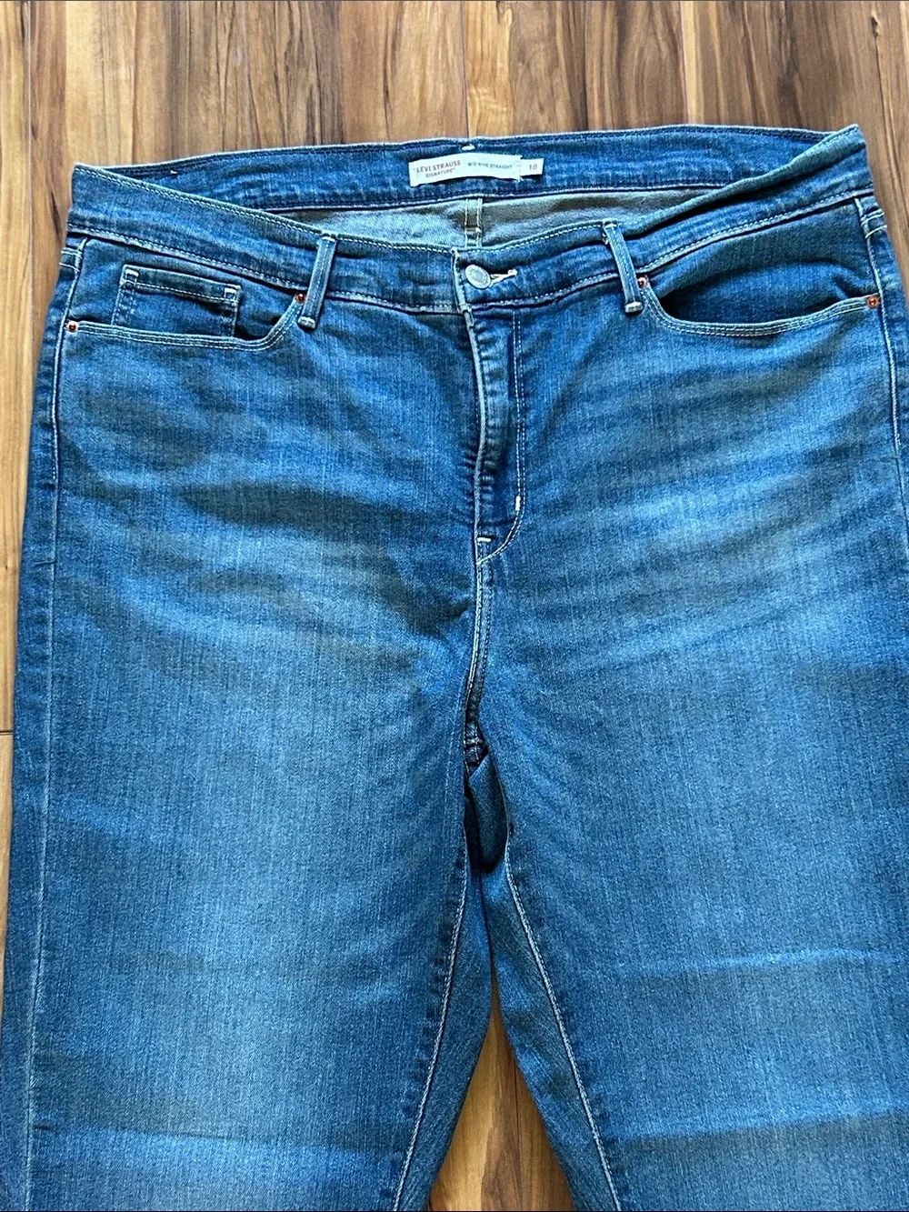 Levi's Signature Mid Rise Straight Jeans - Picture 2 of 8